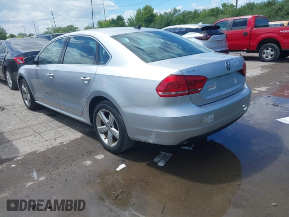 2015 Volkswagen Passat Wolfsburg Edition z VIN 1VWAT7A39FC096437, wystawiony jako IAAI lot #42343129 z przebiegiem 142 474 mil mil oraz . Historia ofert i sprzedaży dostępna na DreamBid. Obrazek 3.