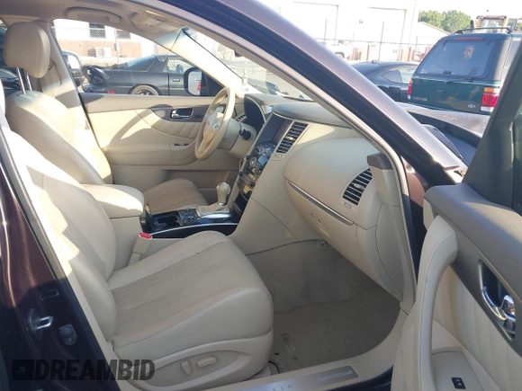2016 Infiniti QX70 z VIN JN8CS1MW6GM750425, wystawiony jako IAAI lot #42259340 z przebiegiem 79 350 mil mil oraz . Historia ofert i sprzedaży dostępna na DreamBid. Obrazek 5.