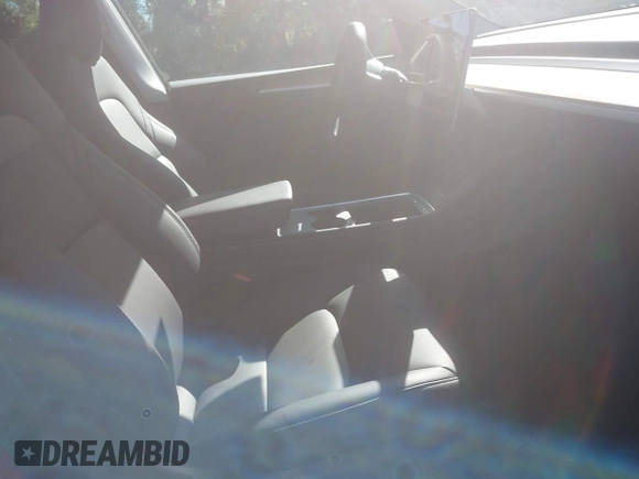 2024 Tesla Model Y z VIN 7SAYGDED2RA325538, wystawiony jako IAAI lot #42180492 z przebiegiem 8 738 mil mil oraz . Historia ofert i sprzedaży dostępna na DreamBid. Obrazek 5.