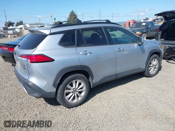 2022 Toyota Corolla Cross LE z VIN 7MUCAABG1NV021010, wystawiony jako IAAI lot #42082415 z przebiegiem 30 395 mil mil oraz . Historia ofert i sprzedaży dostępna na DreamBid. Obrazek 4.