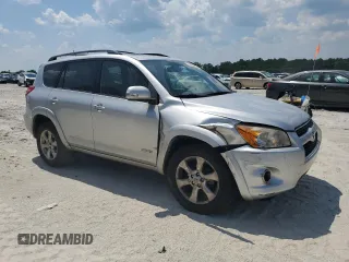 2010 Toyota RAV4 Limited z VIN JTMYF4DV3AD016055, wystawiony jako Copart lot #61856835 z przebiegiem 202 832 mil mil oraz Szkoda całkowita • Salvage title. Historia ofert i sprzedaży dostępna na DreamBid. Obrazek 4.