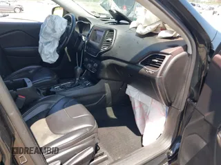 2019 Jeep Cherokee Latitude Plus z VIN 1C4PJMLB5KD474859, wystawiony jako IAAI lot #41990780 z przebiegiem 159 482 mil mil oraz . Historia ofert i sprzedaży dostępna na DreamBid. Obrazek 5.