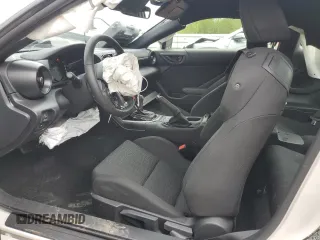 2023 Toyota 86 z VIN JF1ZNBC19P8765430, wystawiony jako Copart lot #56802955 z przebiegiem 6179 mil mil oraz Szkody całkowita. Historia ofert i sprzedaży dostępna na DreamBid. Obrazek 7.
