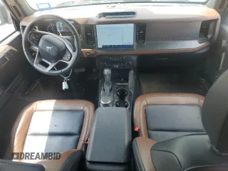 2024 Ford Bronco Outer Banks z VIN 1FMEE8BP9RLA50791, wystawiony jako Copart lot #55219925 z przebiegiem 27 910 mil mil oraz Szkoda całkowita • Salvage title. Historia ofert i sprzedaży dostępna na DreamBid. Obrazek 8.