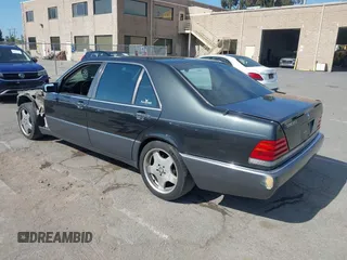 1993 Mercedes-Benz 500 z VIN WDBGA51E5PA138123, wystawiony jako IAAI lot #42012923 z przebiegiem 141 594 mil mil oraz . Historia ofert i sprzedaży dostępna na DreamBid. Obrazek 3.
