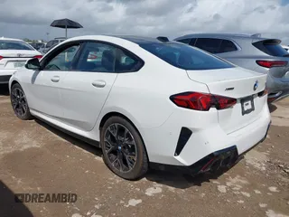 2025 BMW 2 Series 228 xDrive z VIN WBA23GG06S7S55337, wystawiony jako IAAI lot #42537114 z przebiegiem 5 917 mil mil oraz . Historia ofert i sprzedaży dostępna na DreamBid. Obrazek 3.