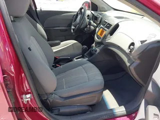 2014 Chevrolet Sonic LT z VIN 1G1JC5SB5E4122840, wystawiony jako IAAI lot #42276390 z przebiegiem 128 958 mil mil oraz . Historia ofert i sprzedaży dostępna na DreamBid. Obrazek 5.
