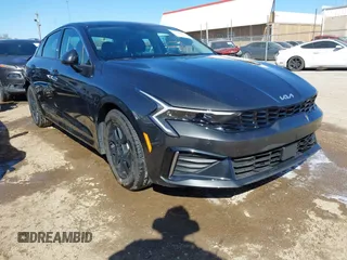 2025 Kia K5 LXS z VIN KNAG24J75S5293487, wystawiony jako IAAI lot #41720437 z przebiegiem 6 651 mil mil oraz . Historia ofert i sprzedaży dostępna na DreamBid. Obrazek 1.
