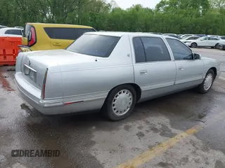 1999 Cadillac DeVille z VIN 1G6KD54Y6XU734741, wystawiony jako IAAI lot #42121114 z przebiegiem 152 829 mil mil oraz . Historia ofert i sprzedaży dostępna na DreamBid. Obrazek 4.