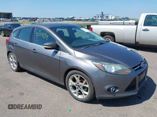 2014 Ford Focus Titanium z VIN 1FADP3N22EL317007, wystawiony jako IAAI lot #42641134 z przebiegiem 159 705 mil mil oraz . Historia ofert i sprzedaży dostępna na DreamBid. Obrazek 1.