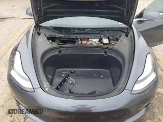 2020 Tesla Model 3 Long Range z VIN 5YJ3E1EB7LF710646, wystawiony jako Copart lot #57403355 z przebiegiem 98 080 mil mil oraz Szkoda całkowita • Salvage title. Historia ofert i sprzedaży dostępna na DreamBid. Obrazek 11.
