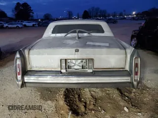 1983 Cadillac Fleetwood z VIN 1G6AB6985D9118799, wystawiony jako Copart lot #45713295 z przebiegiem 5 795 mil mil oraz Czysty tytuł • Clean title. Historia ofert i sprzedaży dostępna na DreamBid. Obrazek 6.