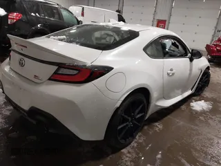 2023 Toyota 86 Premium z VIN JF1ZNBE1XP9765718, wystawiony jako IAAI lot #41945549 z przebiegiem 12 942 mil mil oraz . Historia ofert i sprzedaży dostępna na DreamBid. Obrazek 4.