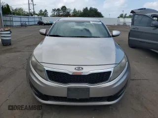 2012 Kia Optima LX z VIN 5XXGM4A70CG070588, wystawiony jako Copart lot #57240995 z przebiegiem 137 601 mil mil oraz Szkoda całkowita • Salvage title. Historia ofert i sprzedaży dostępna na DreamBid. Obrazek 5.