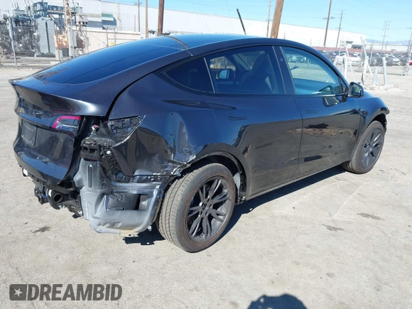 2025 Tesla Model Y Long Range z VIN 7SAYGDED0SF314885, wystawiony jako IAAI lot #41871384 z przebiegiem 1 795 mil mil oraz . Historia ofert i sprzedaży dostępna na DreamBid. Obrazek 4.