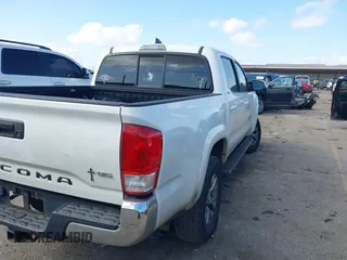 2017 Toyota Tacoma SR5 with VIN 5TFAZ5CN8HX043633, listed as a IAAI auction lot 41520703 with 104,711 mi miles and . Bid and sale history available at DreamBid. Image 4.
