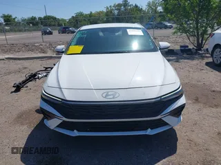 2024 Hyundai Elantra SEL z VIN KMHLM4DG1RU721834, wystawiony jako IAAI lot #41989186 z przebiegiem 19 877 mil mil oraz . Historia ofert i sprzedaży dostępna na DreamBid. Obrazek 12.