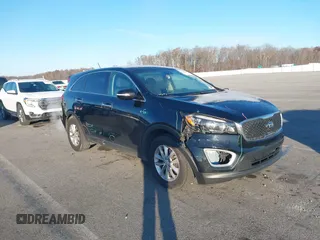 2018 Kia Sorento LX with VIN 5XYPG4A34JG431818, listed as a IAAI auction lot 40997995 with 141,886 mi miles. Bid and sale history available at carsss.com. Image 1.