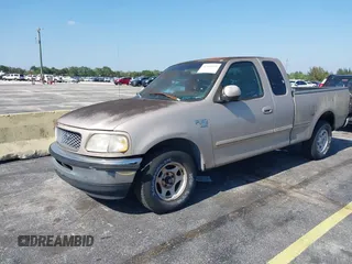 1998 Ford F-150 z VIN 1FTDX1764WNA01757, wystawiony jako IAAI lot #42149319 z przebiegiem 133 278 mil mil oraz . Historia ofert i sprzedaży dostępna na DreamBid. Obrazek 2.