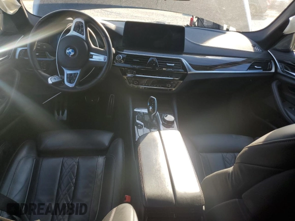 2023 BMW 5 Series M550i xDrive z VIN WBA13BK08PCM88687, wystawiony jako Copart lot #88633545 z przebiegiem Nie podano mil oraz Szkoda całkowita • Salvage title. Historia ofert i sprzedaży dostępna na DreamBid. Obrazek 8.