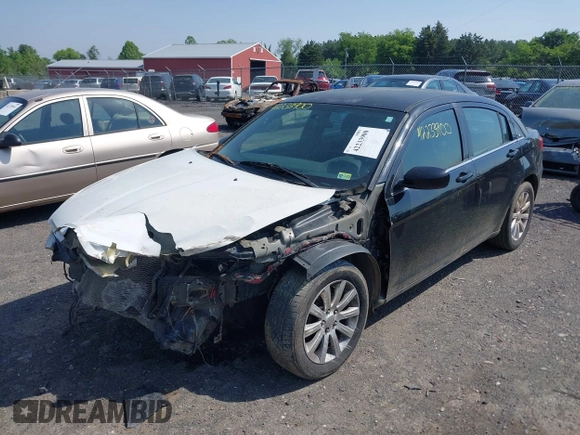 2014 Chrysler 200 Touring z VIN 1C3CCBBG7EN114229, wystawiony jako IAAI lot #42233900 z przebiegiem 194 314 mil mil oraz . Historia ofert i sprzedaży dostępna na DreamBid. Obrazek 2.