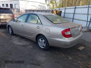 2003 Toyota Camry LE z VIN 4T1BF32K03U562089, wystawiony jako IAAI lot #42213639 z przebiegiem 281 054 mil mil oraz . Historia ofert i sprzedaży dostępna na DreamBid. Obrazek 3.