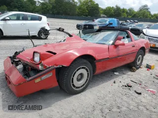 1985 Chevrolet Corvette z VIN 1G1YY0783F5101240, wystawiony jako Copart lot #66495724 z przebiegiem Nie podano mil oraz Szkoda całkowita • Salvage title. Historia ofert i sprzedaży dostępna na DreamBid. Obrazek 1.