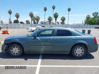 2005 Chrysler 300 Touring z VIN 2C3AA53G65H597685, wystawiony jako IAAI lot #42281352 z przebiegiem 152 967 mil mil oraz . Historia ofert i sprzedaży dostępna na DreamBid. Obrazek 14.