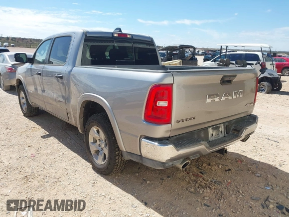 2025 Ram 1500 Big Horn z VIN 1C6SRFFP9SN581193, wystawiony jako IAAI lot #41874738 z przebiegiem 27 347 mil mil oraz . Historia ofert i sprzedaży dostępna na DreamBid. Obrazek 3.