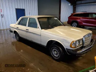 1983 Mercedes-Benz 300 D with VIN WDBAB33A0DB024215, listed as a Copart auction lot 82224054 with 101,197 mi miles and Clean Title. Bid and sale history available at carsss.com. Image 4.