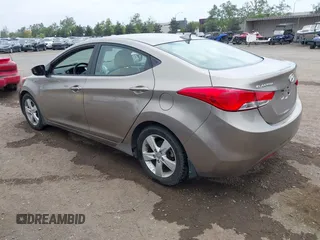 2013 Hyundai Elantra GLS z VIN 5NPDH4AE4DH424348, wystawiony jako IAAI lot #42472170 z przebiegiem 116 574 mil mil oraz . Historia ofert i sprzedaży dostępna na DreamBid. Obrazek 3.
