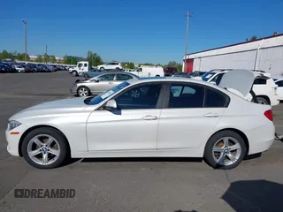 2015 BMW 3 Series 328i xDrive z VIN WBA3B5G58FNS13423, wystawiony jako IAAI lot #42050878 z przebiegiem 82 235 mil mil oraz . Historia ofert i sprzedaży dostępna na DreamBid. Obrazek 15.