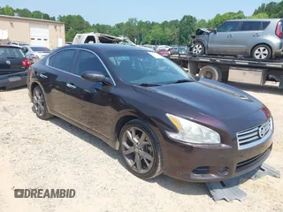 2013 Nissan Maxima SV z VIN 1N4AA5AP3DC847549, wystawiony jako IAAI lot #42595796 z przebiegiem 144 941 mil mil oraz . Historia ofert i sprzedaży dostępna na DreamBid. Obrazek 1.