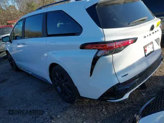 2025 Toyota Sienna XSE z VIN 5TDDRKEC2SS232704, wystawiony jako IAAI lot #41282047 z przebiegiem 2 064 mil mil oraz . Historia ofert i sprzedaży dostępna na DreamBid. Obrazek 3.