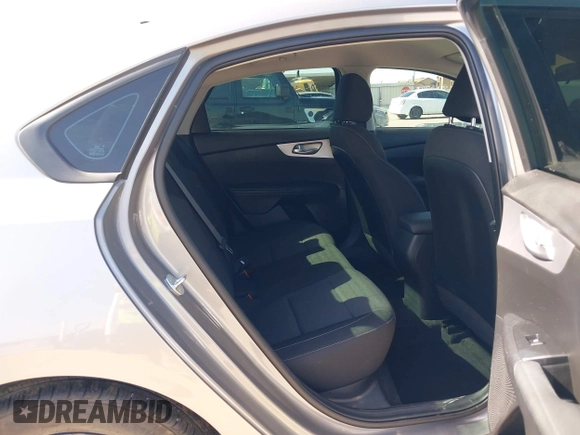 2023 Kia Forte LXS z VIN 3KPF24AD1PE592622, wystawiony jako IAAI lot #42011998 z przebiegiem 20 746 mil mil oraz . Historia ofert i sprzedaży dostępna na DreamBid. Obrazek 8.