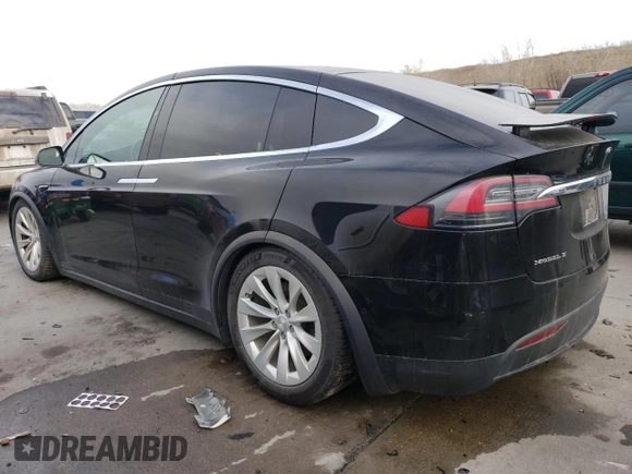 2017 Tesla Model X 90D z VIN 5YJXCBE2XHF060912, wystawiony jako Copart lot #85946834 z przebiegiem 135 277 mil mil oraz Szkoda całkowita • Salvage title. Historia ofert i sprzedaży dostępna na DreamBid. Obrazek 2.