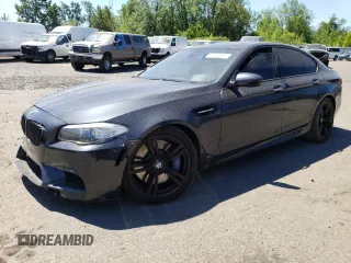 2013 BMW M5 z VIN WBSFV9C50DC774172, wystawiony jako Copart lot #61990854 z przebiegiem Nie podano mil oraz Szkody całkowita. Historia ofert i sprzedaży dostępna na DreamBid. Obrazek 1.