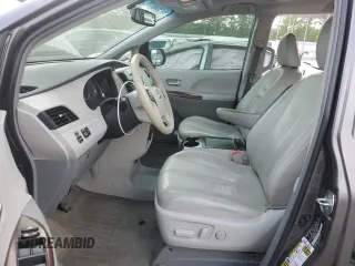 2013 Toyota Sienna XLE AAS z VIN 5TDYK3DCXDS297896, wystawiony jako Copart lot #57778165 z przebiegiem 239 360 mil mil oraz Szkoda całkowita • Salvage title. Historia ofert i sprzedaży dostępna na DreamBid. Obrazek 7.