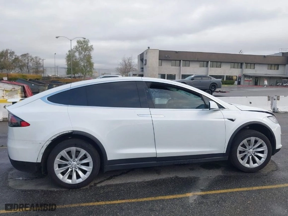 2018 Tesla Model X 75D with VIN 5YJXCBE2XJF102341, listed as a IAAI auction lot 41731511 with NaN miles. Bid and sale history available at carsss.com. Image 13.