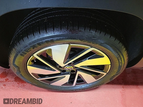 2024 Volkswagen Atlas SE with VIN 1V2HR2CA0RC555310, listed as a IAAI auction lot 42726962 with 18,978 mi miles and . Bid and sale history available at DreamBid. Image 5.