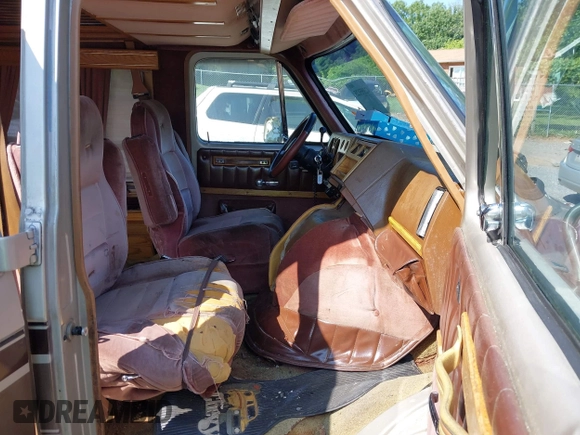 1988 Chevrolet Chevy Van z VIN 1GBEG25K8J7123095, wystawiony jako IAAI lot #42355125 z przebiegiem 92 496 mil mil oraz . Historia ofert i sprzedaży dostępna na DreamBid. Obrazek 5.