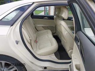 2014 Lincoln MKZ z VIN 3LN6L2G95ER808560, wystawiony jako IAAI lot #42288383 z przebiegiem 97 298 mil mil oraz . Historia ofert i sprzedaży dostępna na DreamBid. Obrazek 8.