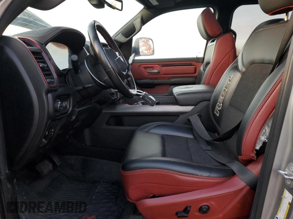 2019 Ram 1500 Rebel z VIN 1C6SRFLT2KN698535, wystawiony jako Copart lot #81854214 z przebiegiem 61 586 mil mil oraz Czysty tytuł • Clean title. Historia ofert i sprzedaży dostępna na DreamBid. Obrazek 7.
