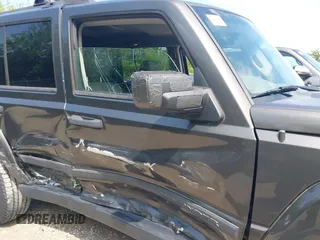 2006 Jeep Commander z VIN 1J8HG48N56C141782, wystawiony jako IAAI lot #42239618 z przebiegiem 113 037 mil mil oraz . Historia ofert i sprzedaży dostępna na DreamBid. Obrazek 18.