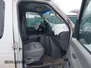 2004 Ford Econoline Cargo z VIN 1FTNE24L04HB05474, wystawiony jako IAAI lot #41320247 z przebiegiem 153 216 mil mil oraz . Historia ofert i sprzedaży dostępna na DreamBid. Obrazek 5.