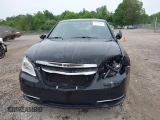 2013 Chrysler 200 Touring z VIN 1C3CCBBB2DN567418, wystawiony jako IAAI lot #42168860 z przebiegiem 173 104 mil mil oraz . Historia ofert i sprzedaży dostępna na DreamBid. Obrazek 6.