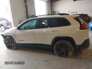 2018 Jeep Cherokee Latitude z VIN 1C4PJMCB3JD561285, wystawiony jako IAAI lot #42123569 z przebiegiem 151 886 mil mil oraz . Historia ofert i sprzedaży dostępna na DreamBid. Obrazek 14.