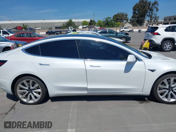 2020 Tesla Model 3 Long Range z VIN 5YJ3E1EB3LF621348, wystawiony jako IAAI lot #42121895 z przebiegiem Nie podano mil oraz . Historia ofert i sprzedaży dostępna na DreamBid. Obrazek 13.