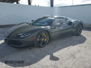2023 Ferrari 296 GTB z VIN ZFF99SLA3P0294907, wystawiony jako Copart lot #79018584 z przebiegiem 2504 mil mil oraz Tytuł czysty. Historia ofert i sprzedaży dostępna na DreamBid. Obrazek 1.