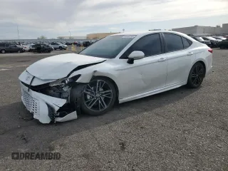 2025 Toyota Camry LE z VIN 4T1DAACK9SU016805, wystawiony jako Copart lot #51182295 z przebiegiem 9 937 mil mil oraz Szkoda całkowita • Salvage title. Historia ofert i sprzedaży dostępna na DreamBid. Obrazek 1.